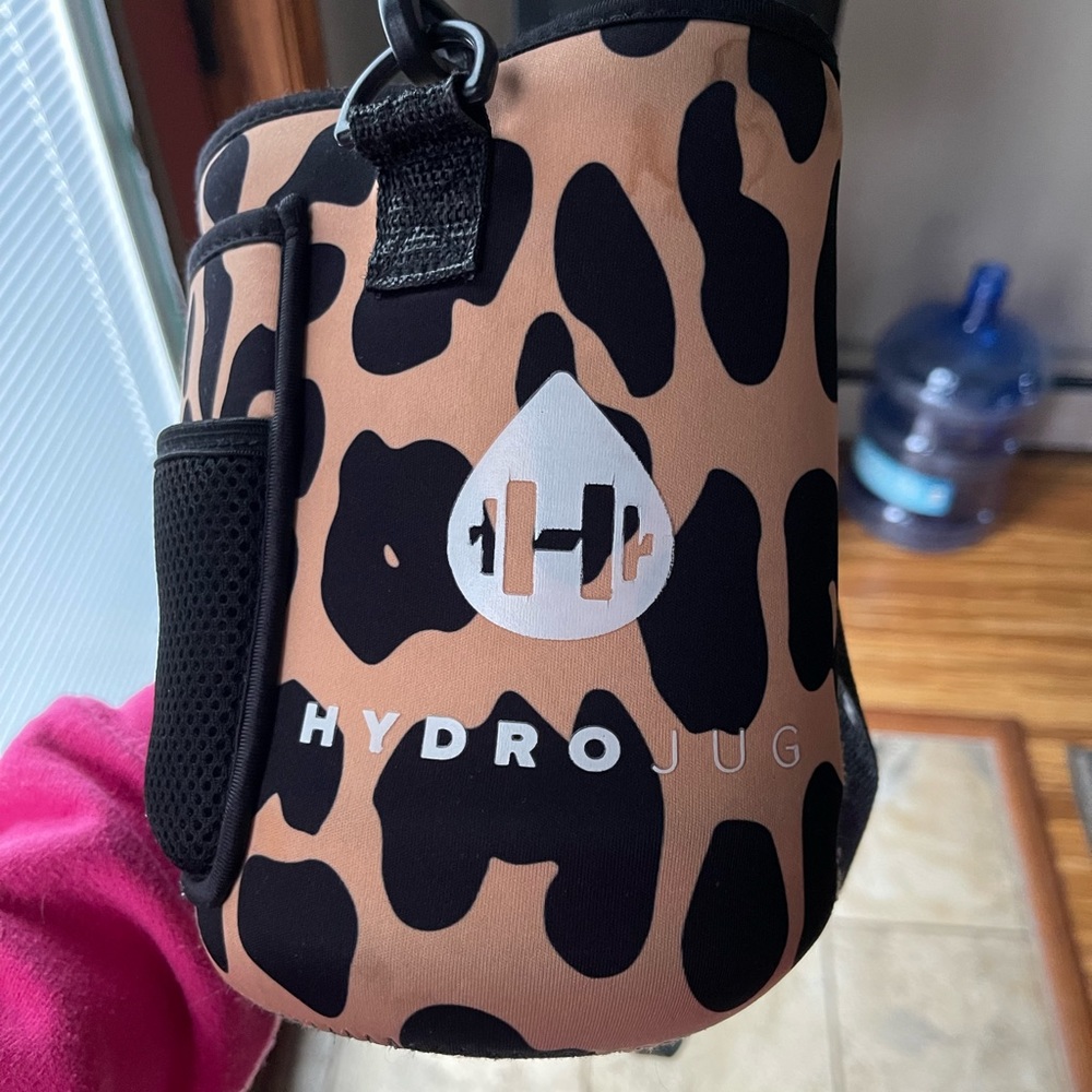 HydroJug limited edition V1 leopard sleeve